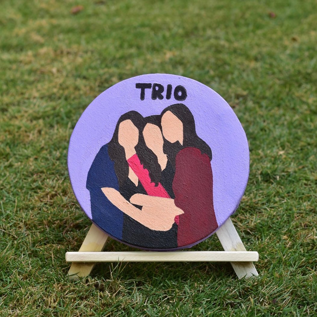 Customisable hand painted circle canvas with easel